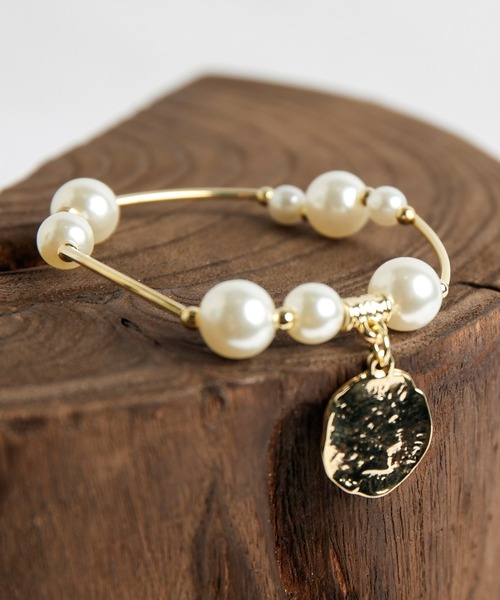 SAISON DE PAPILLON(セゾンドパピヨン)の「メタルプレートパールミックスブレスレット(ブレスレット・レディース・ゴールド・フリー)」の2枚目の写真