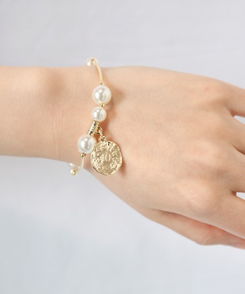 SAISON DE PAPILLON(セゾンドパピヨン)の「メタルプレートパールミックスブレスレット(ブレスレット・レディース・ゴールド・フリー)」の10枚目の写真