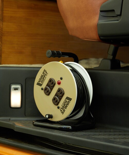 FREAK'S STORE（フリークスストア）の「VANLIFE SUPPLY BY FREAK'S STORE/ヴァンライフサプライバイフリークスストア VANLIFE SUPPLY ドラムリールコード10m（アウトドアグッズ・メンズ・ベージュ/オレンジ・ONE SIZE）」の2枚目の写真