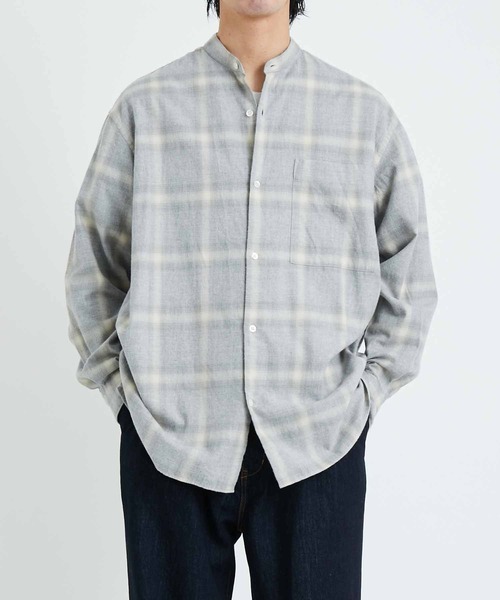 ADAM ET ROPE'(アダムエロペ)の「ビッグシルエット バンドカラーシャツ(シャツ/ブラウス・メンズ・ホワイト/チャコールグレー/ライトグレー/ブラウン系その他3・M/L)」の4枚目の写真