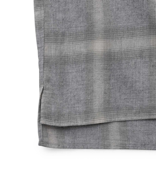 ADAM ET ROPE'(アダムエロペ)の「ビッグシルエット バンドカラーシャツ(シャツ/ブラウス・メンズ・ホワイト/チャコールグレー/ライトグレー/ブラウン系その他3・M/L)」の11枚目の写真