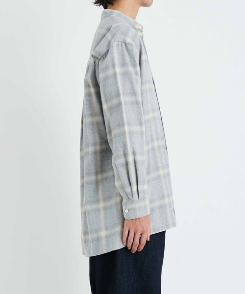 ADAM ET ROPE'(アダムエロペ)の「ビッグシルエット バンドカラーシャツ(シャツ/ブラウス・メンズ・ホワイト/チャコールグレー/ライトグレー/ブラウン系その他3・M/L)」の15枚目の写真