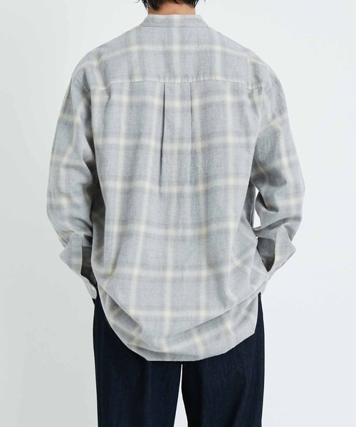 ADAM ET ROPE'(アダムエロペ)の「ビッグシルエット バンドカラーシャツ(シャツ/ブラウス・メンズ・ホワイト/チャコールグレー/ライトグレー/ブラウン系その他3・M/L)」の16枚目の写真