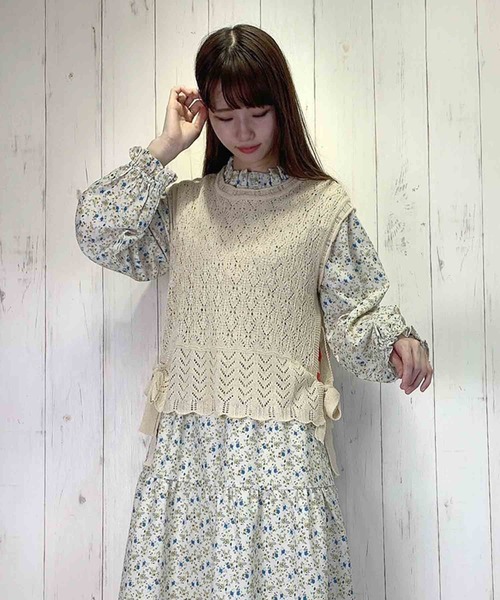 Clice de Paris(クリシェドゥパリス)の「K/サイドリボンニットベスト(ベスト・レディース・ベージュ/ブラック・ONESIZE)」の6枚目の写真