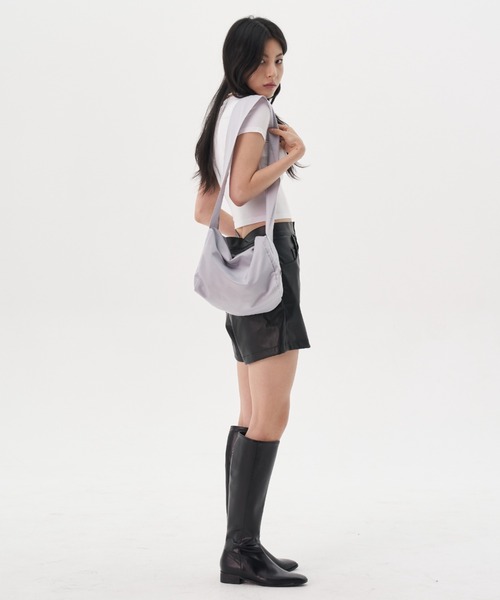 FEKETE（フェケテ）の「FEKETE MADE SUPER WIDE STRAP SHOULDER BAG / MEDIUM（ショルダーバッグ・メンズ・ブラック/グレー・FREE）」の7枚目の写真