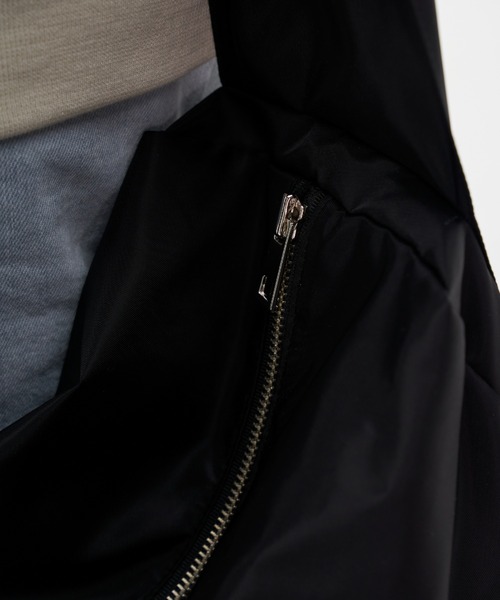 FEKETE（フェケテ）の「FEKETE MADE SUPER WIDE STRAP SHOULDER BAG / MEDIUM（ショルダーバッグ・メンズ・ブラック/グレー・FREE）」の9枚目の写真