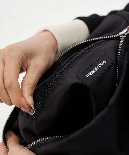 FEKETE（フェケテ）の「FEKETE MADE SUPER WIDE STRAP SHOULDER BAG / MEDIUM（ショルダーバッグ・メンズ・ブラック/グレー・FREE）」の18枚目の写真