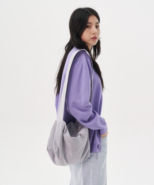 FEKETE（フェケテ）の「FEKETE MADE SUPER WIDE STRAP SHOULDER BAG / MEDIUM（ショルダーバッグ・メンズ・ブラック/グレー・FREE）」の4枚目の写真