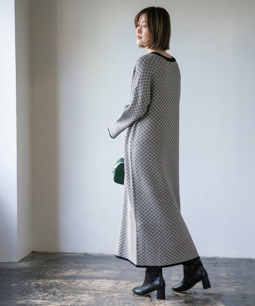 A part by（アパートバイ）の「12GジャガードVネックワンピース　237928（ワンピース・レディース・ライトグレー/ブラック・FREE）」の6枚目の写真