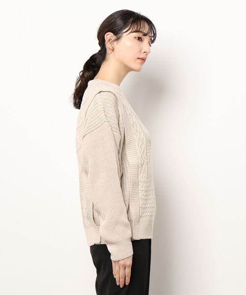 BELLUNA PLUS（ベルーナ）の「ケーブル柄クルーネックニットプルオーバー（ニット/セーター・レディース・ベージュ/ブルー・MEDIUM/LARGE）」の8枚目の写真