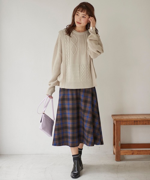 BELLUNA PLUS（ベルーナ）の「ケーブル柄クルーネックニットプルオーバー（ニット/セーター・レディース・ベージュ/ブルー・MEDIUM/LARGE）」の3枚目の写真