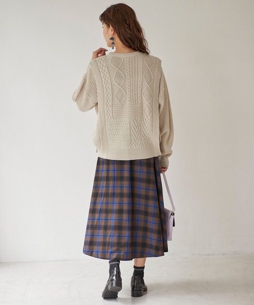 BELLUNA PLUS（ベルーナ）の「ケーブル柄クルーネックニットプルオーバー（ニット/セーター・レディース・ベージュ/ブルー・MEDIUM/LARGE）」の21枚目の写真
