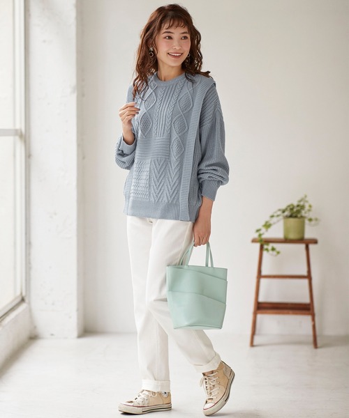 BELLUNA PLUS（ベルーナ）の「ケーブル柄クルーネックニットプルオーバー（ニット/セーター・レディース・ベージュ/ブルー・MEDIUM/LARGE）」の4枚目の写真