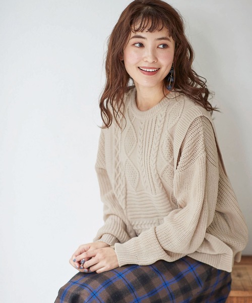 BELLUNA PLUS（ベルーナ）の「ケーブル柄クルーネックニットプルオーバー（ニット/セーター・レディース・ベージュ/ブルー・MEDIUM/LARGE）」の6枚目の写真