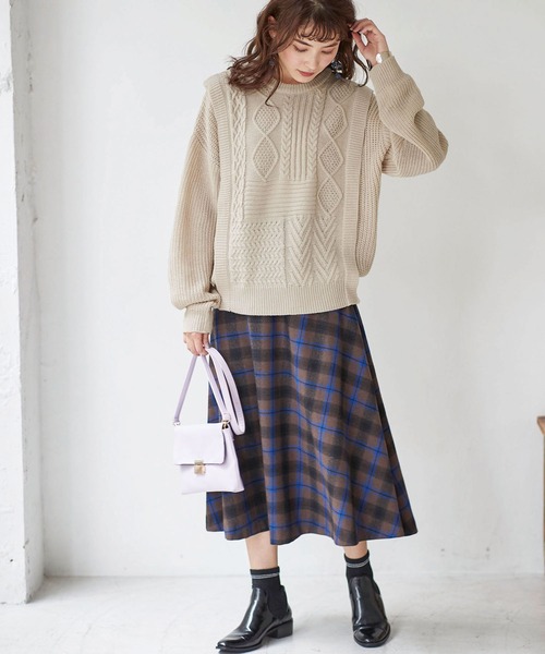 BELLUNA PLUS（ベルーナ）の「ケーブル柄クルーネックニットプルオーバー（ニット/セーター・レディース・ベージュ/ブルー・MEDIUM/LARGE）」の15枚目の写真