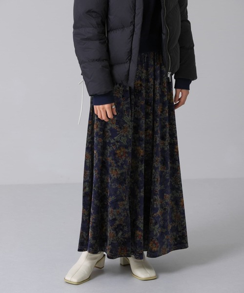 KBF（ケイビーエフ）の「プリントベロアロングスカート（スカート・レディース・ベージュ系その他/ブルー系その他・ONE）」の2枚目の写真