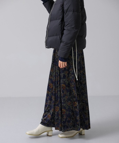 KBF（ケイビーエフ）の「プリントベロアロングスカート（スカート・レディース・ベージュ系その他/ブルー系その他・ONE）」の4枚目の写真