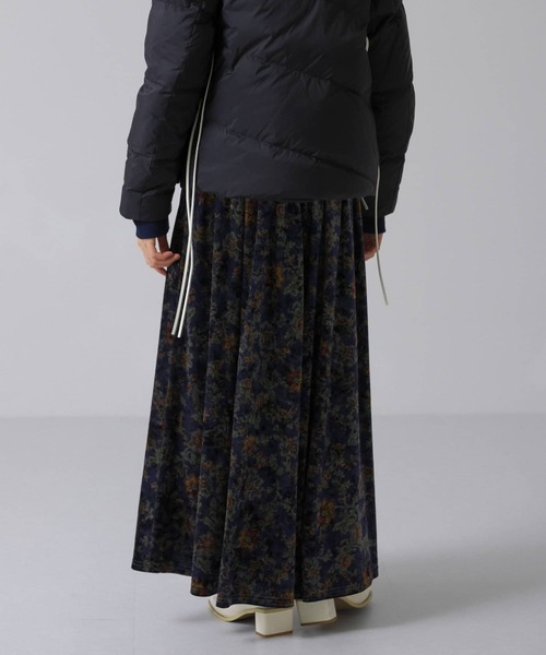 KBF（ケイビーエフ）の「プリントベロアロングスカート（スカート・レディース・ベージュ系その他/ブルー系その他・ONE）」の5枚目の写真