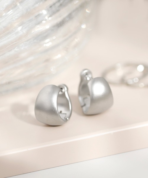 ANEMONE(アネモネ)の「マットメタルボリュームフープピアス(ピアス(両耳用)・レディース・シルバー/ゴールド・FREE)」の2枚目の写真