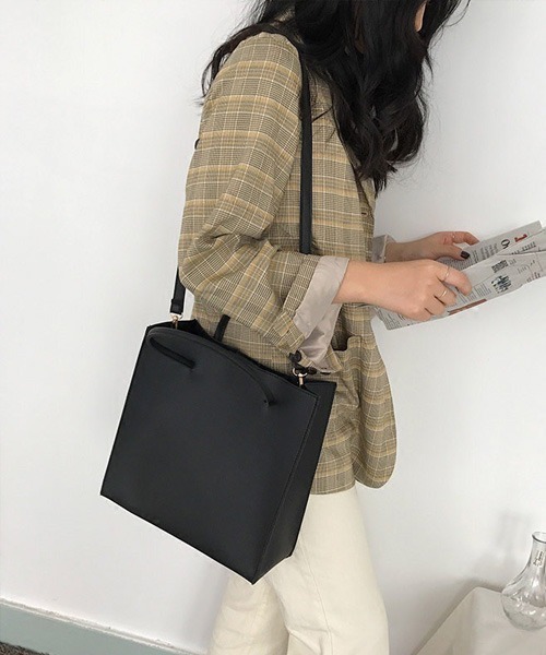 Chaco closet(チャコ クローゼット)の「フェイクレザー2wayポーチ付きスクエアトートBAG(トートバッグ・レディース・ブラック/キャメル・FREE)」の3枚目の写真