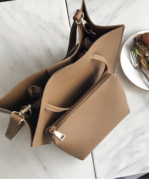 Chaco closet(チャコ クローゼット)の「フェイクレザー2wayポーチ付きスクエアトートBAG(トートバッグ・レディース・ブラック/キャメル・FREE)」の8枚目の写真