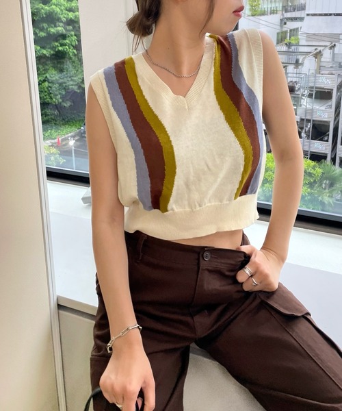 WHO'S WHO gallery（フーズフーギャラリー）の「ストライプウェーブニットベスト（ベスト・レディース・ブラック/ブラウン/オフホワイト・FREE）」の2枚目の写真