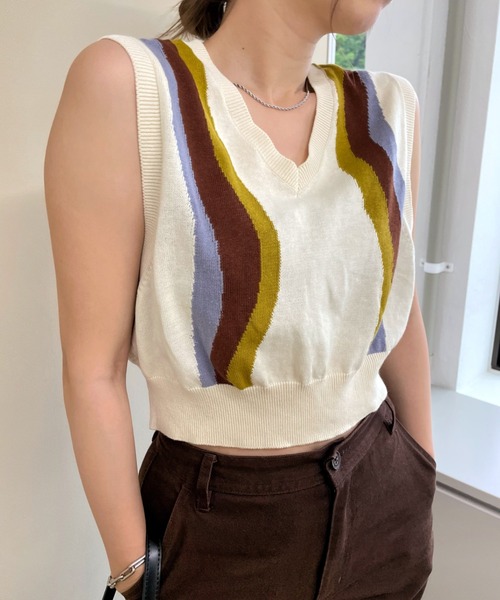 WHO'S WHO gallery（フーズフーギャラリー）の「ストライプウェーブニットベスト（ベスト・レディース・ブラック/ブラウン/オフホワイト・FREE）」の5枚目の写真