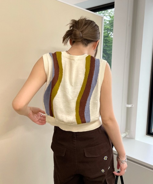 WHO'S WHO gallery（フーズフーギャラリー）の「ストライプウェーブニットベスト（ベスト・レディース・ブラック/ブラウン/オフホワイト・FREE）」の6枚目の写真