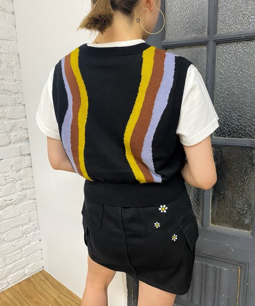 WHO'S WHO gallery（フーズフーギャラリー）の「ストライプウェーブニットベスト（ベスト・レディース・ブラック/ブラウン/オフホワイト・FREE）」の9枚目の写真