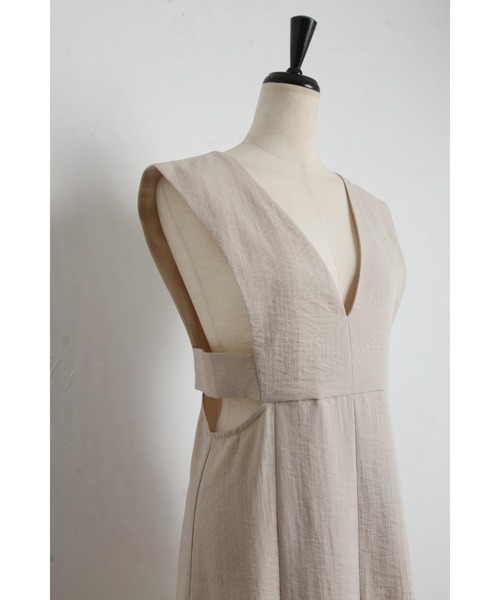 &. NOSTALGIA（アンドドットノスタルジア）の「【ZOZO限定】リネンタッチカッティングジャンパースカート（ジャンパースカート・レディース・ブラック/アイボリー/カーキ/ベージュ/モカ/ネイビー/カーキ系/ライトベージュ/チャコールグレー/ブラック系その他・FREE）」の18枚目の写真