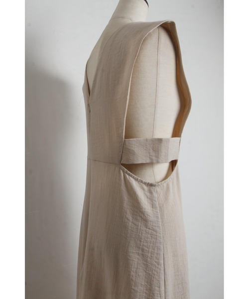 &. NOSTALGIA（アンドドットノスタルジア）の「【ZOZO限定】リネンタッチカッティングジャンパースカート（ジャンパースカート・レディース・ブラック/アイボリー/カーキ/ベージュ/モカ/ネイビー/カーキ系/ライトベージュ/チャコールグレー/ブラック系その他・FREE）」の16枚目の写真