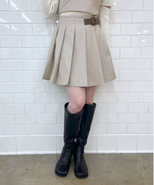 OLIVE des OLIVE(オリーブデオリーブ)の「サイドベルトミニプリーツスカート(スカート・レディース・クリーム/ベージュ/ネイビー/ブラック・FREE)」の2枚目の写真