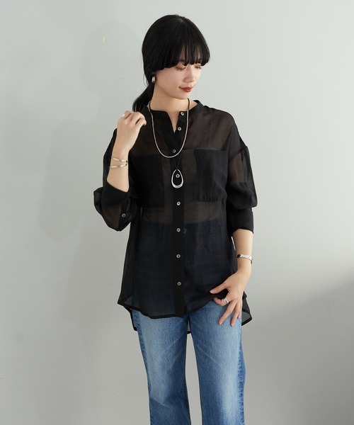 SHENERY（シーナリー）の「サイドスリットオーガンジーシャツ（シャツ/ブラウス・レディース・ブラック/ベージュ/オフホワイト・FREE）」の4枚目の写真