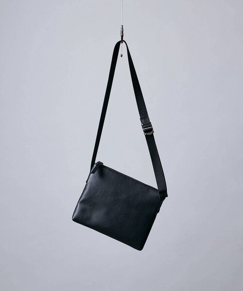 tk.TAKEO KIKUCHI（ティーケータケオキクチ）の「◆【WEB限定】レザー調サコッシュバッグ（ショルダーバッグ・メンズ・ブラック/ネイビー/ブラック系/ダークグリーン系/ブラック系5/ブラック系1/ダークブラウン・00）」の2枚目の写真