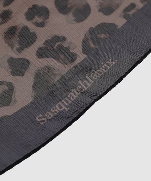 SASQUATCHfabrix.（サスクワァッチファブリックス）の「ANIMAL PATTERN SILK SCARF（ストール/ショール・メンズ・ブラック・FREE）」の2枚目の写真