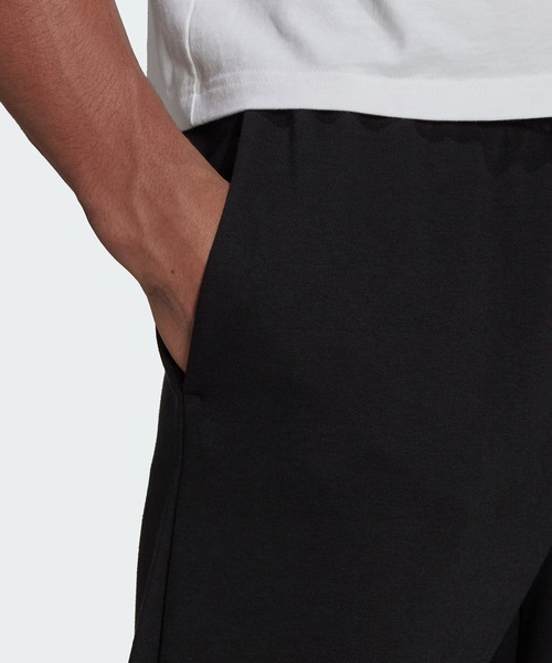 adidas(アディダス)の「エッセンシャルズ フレンチテリー テーパード エラスティックカフ ロゴ パンツ / アディダス(スウェットパンツ・メンズ・ブラック・SMALL/X-SMALL/LARGE/MEDIUM/X-LARGE/XX-LARGE)」の3枚目の写真
