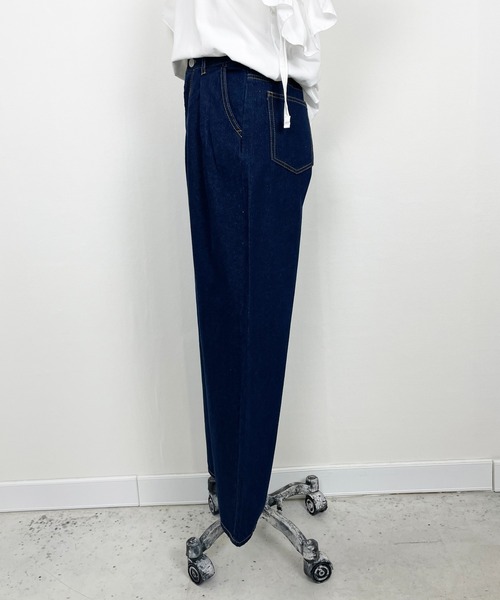 Meli rich(メリーリッチ)の「タックデニムパンツ(デニムパンツ・レディース・アイボリー/ライトブルー/インディゴブルー/ブラック・FREE)」の5枚目の写真