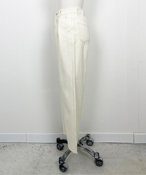 Meli rich(メリーリッチ)の「タックデニムパンツ(デニムパンツ・レディース・アイボリー/ライトブルー/インディゴブルー/ブラック・FREE)」の9枚目の写真