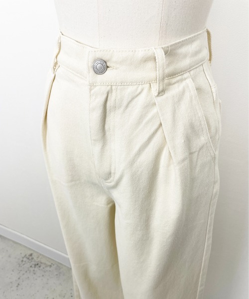 Meli rich(メリーリッチ)の「タックデニムパンツ(デニムパンツ・レディース・アイボリー/ライトブルー/インディゴブルー/ブラック・FREE)」の11枚目の写真