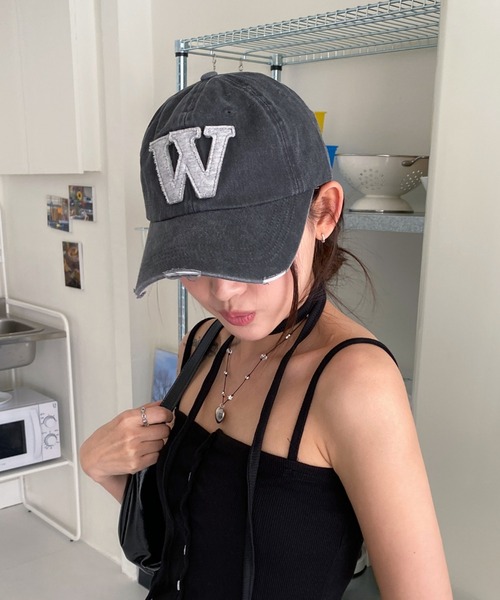 by muni:r（バイ ムニール）の「カジュアルレタリングキャップ（キャップ・レディース・グレー/ホワイト/ピンク・ONE SIZE）」の2枚目の写真