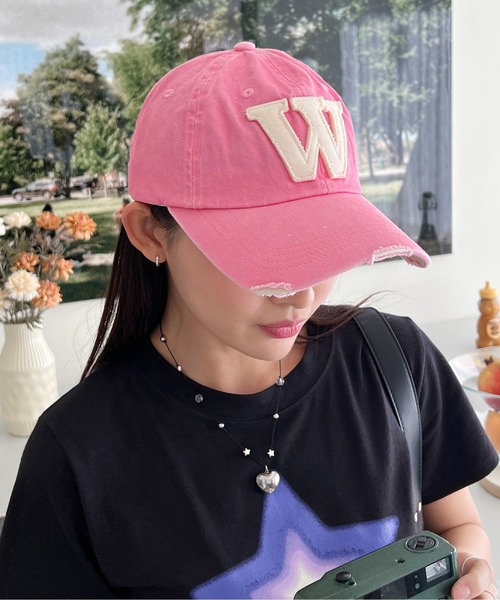 by muni:r（バイ ムニール）の「カジュアルレタリングキャップ（キャップ・レディース・グレー/ホワイト/ピンク・ONE SIZE）」の3枚目の写真