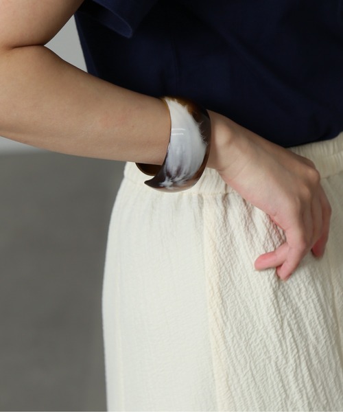 FREE'S MART（フリーズマート）の「マーブルバングル（バングル/リストバンド・レディース・ホワイト/ベージュ・ﾌﾘ-）」の2枚目の写真