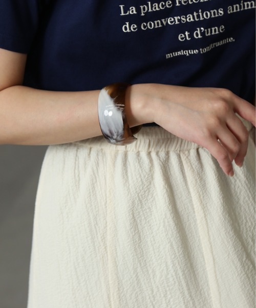 FREE'S MART（フリーズマート）の「マーブルバングル（バングル/リストバンド・レディース・ホワイト/ベージュ・ﾌﾘ-）」の3枚目の写真