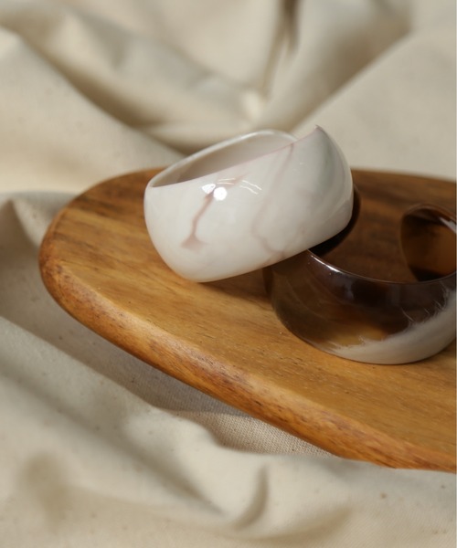 FREE'S MART（フリーズマート）の「マーブルバングル（バングル/リストバンド・レディース・ホワイト/ベージュ・ﾌﾘ-）」の8枚目の写真