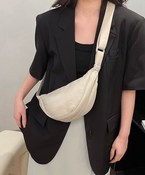 Amulet(アミュレット)の「ハーフムーンボディバッグ(ボディバッグ/ウエストポーチ・レディース・ブルー/ホワイト/グリーン/イエロー/オレンジ/ブラック/グレー・FREE)」の2枚目の写真