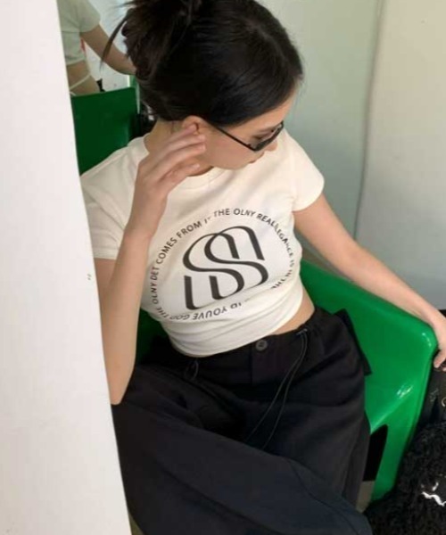 Vipoa（ヴィポア）の「バックカットアウトフィットプリントT（Tシャツ/カットソー・レディース・ホワイト/ブラック・FREE）」の4枚目の写真