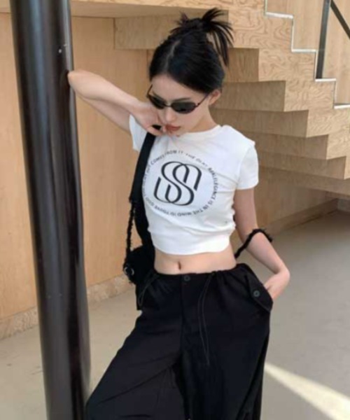 Vipoa（ヴィポア）の「バックカットアウトフィットプリントT（Tシャツ/カットソー・レディース・ホワイト/ブラック・FREE）」の6枚目の写真