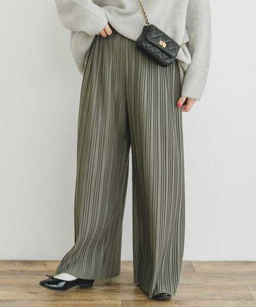 ITEMS URBANRESEARCH（アイテムズ アーバンリサーチ）の「プリーツワイドパンツ（その他パンツ・レディース・ベージュ/ライトカーキ/ブラウン系その他・FREE）」の4枚目の写真