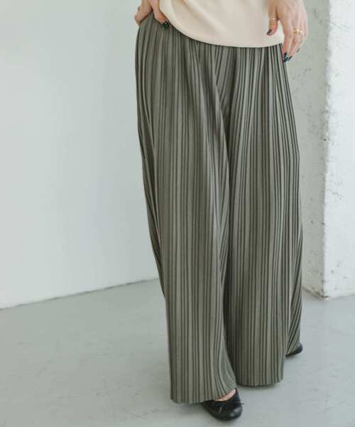 ITEMS URBANRESEARCH（アイテムズ アーバンリサーチ）の「プリーツワイドパンツ（その他パンツ・レディース・ベージュ/ライトカーキ/ブラウン系その他・FREE）」の9枚目の写真
