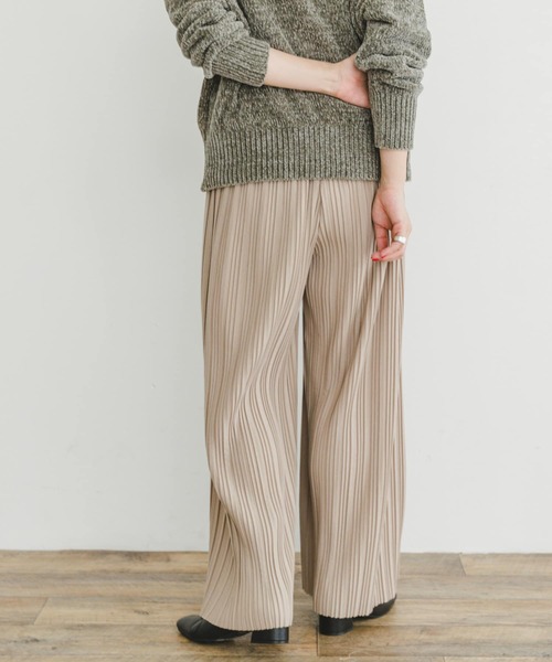 ITEMS URBANRESEARCH（アイテムズ アーバンリサーチ）の「プリーツワイドパンツ（その他パンツ・レディース・ベージュ/ライトカーキ/ブラウン系その他・FREE）」の16枚目の写真